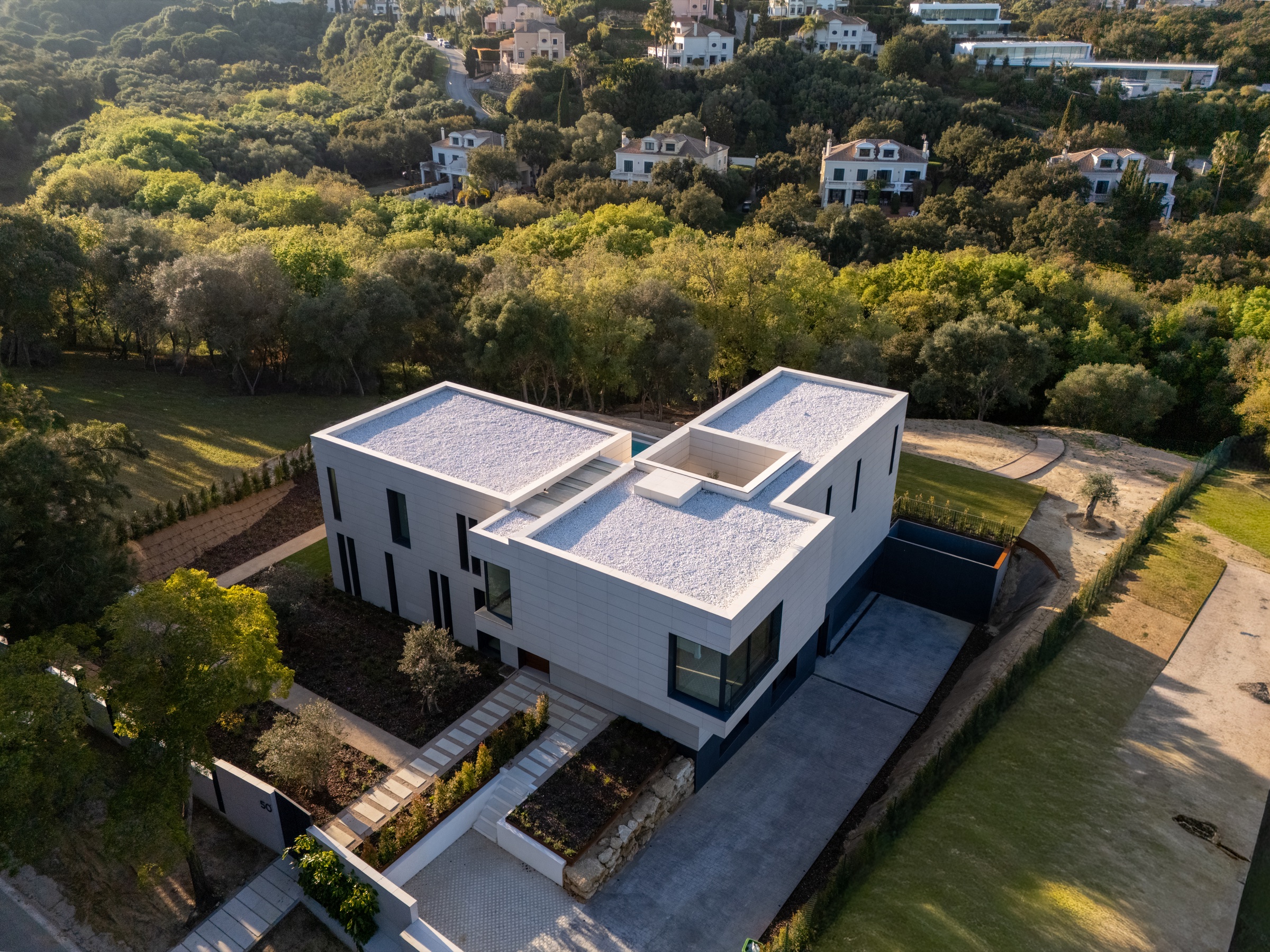 Villa de obra nueva integrada en el paisaje de Sotogrande