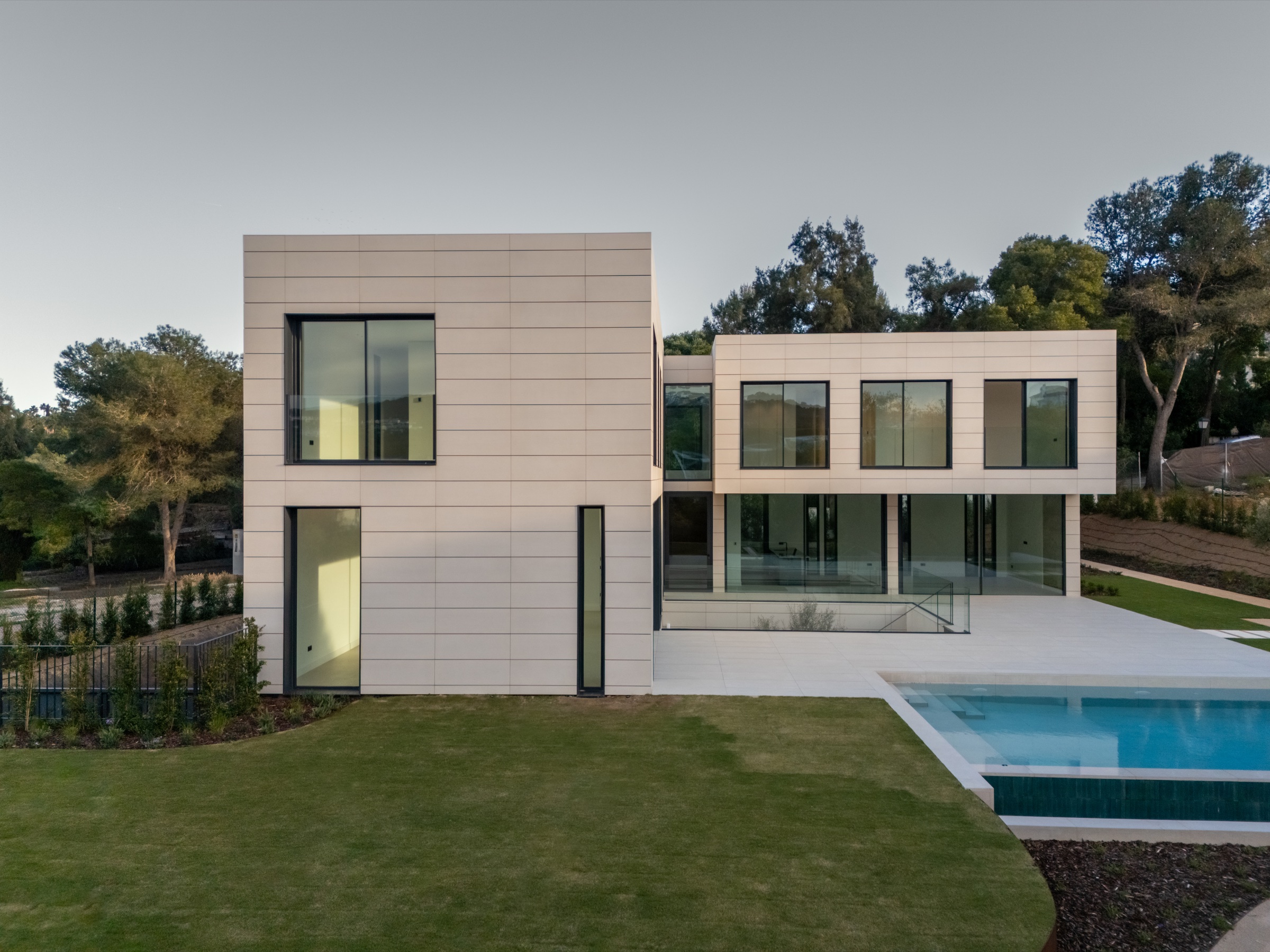 Acceso y parcela de una villa privada en Sotogrande